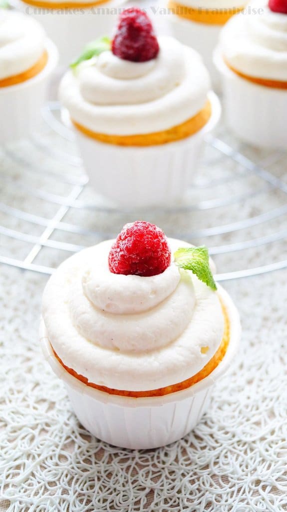 Cupcakes aux amandes vanille framboises glaçage cream cheese