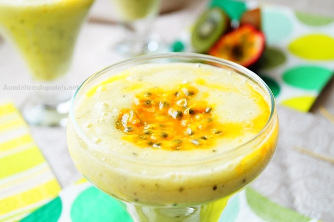 Smoothie exotique banane kiwi fruit de la passion