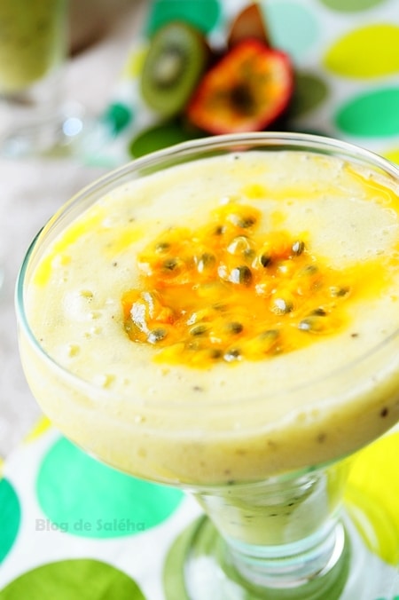 Smoothie exotique banane kiwi et fruits de la passion