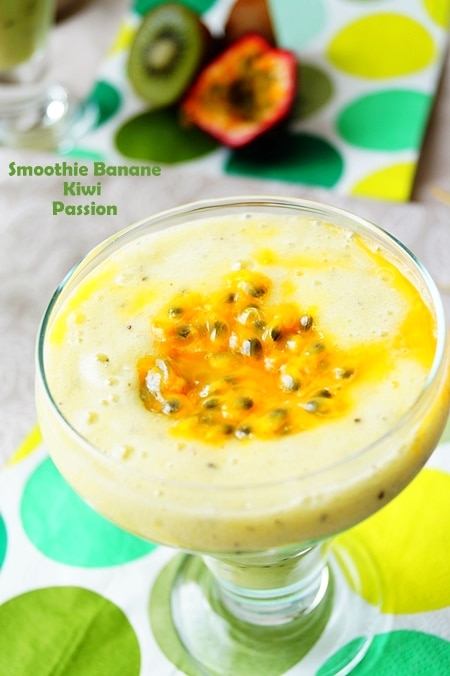 Smoothie exotique banane kiwi et fruits de la passion