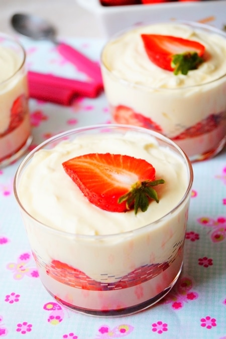 Verrines fraise-rhubarbe à la crème de mascarpone