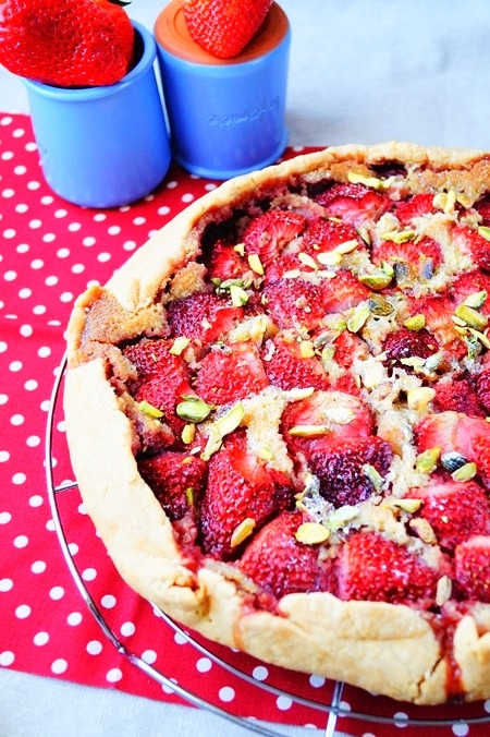 tarte rustique aux fraises et aux pistaches 