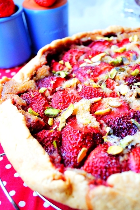 tarte rustique aux fraises & aux pistaches