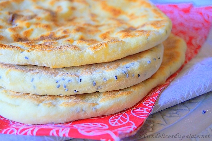 Naan pain indien aux graines de nigelle