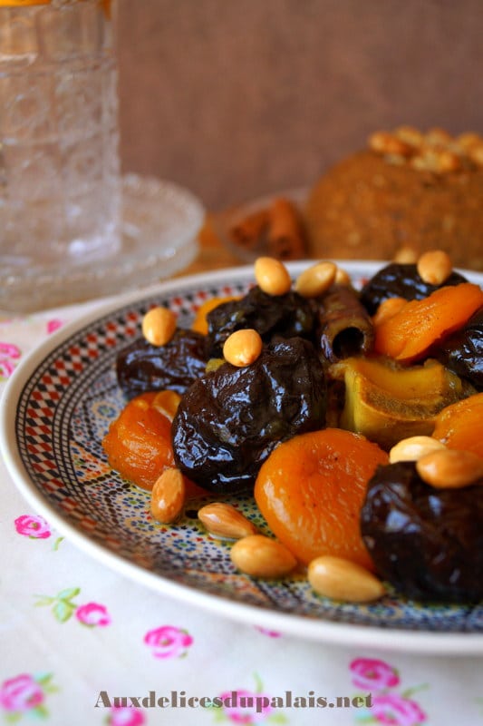 Tajine sucré - salé au poulet, abricots caramélisés, amandes