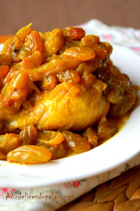 Tajine de poulet aux oignons et raisins secs