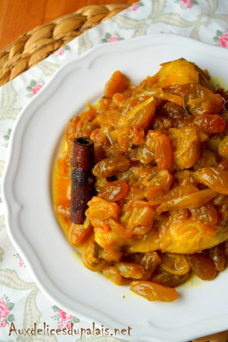 Tajine de poulet aux oignons et raisins secs