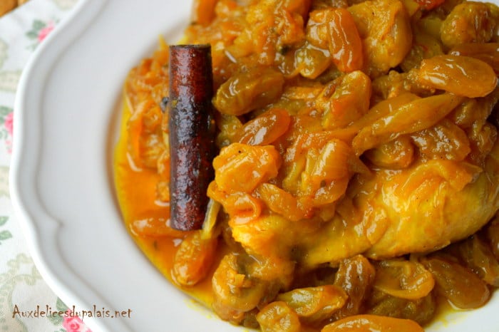 Tajine de poulet aux oignons et raisins secs