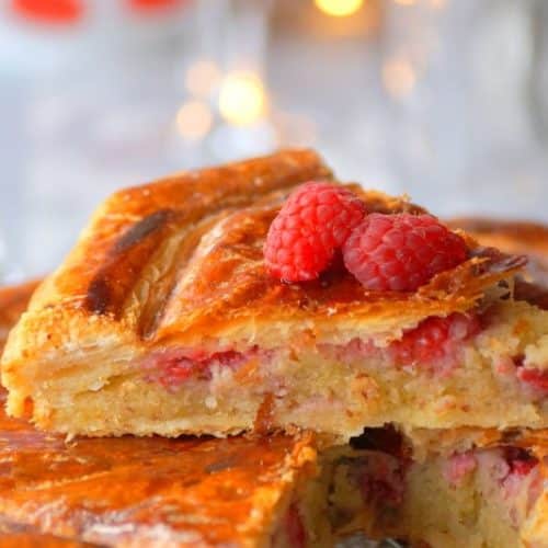 Galette des rois à la framboise et fève de tonka