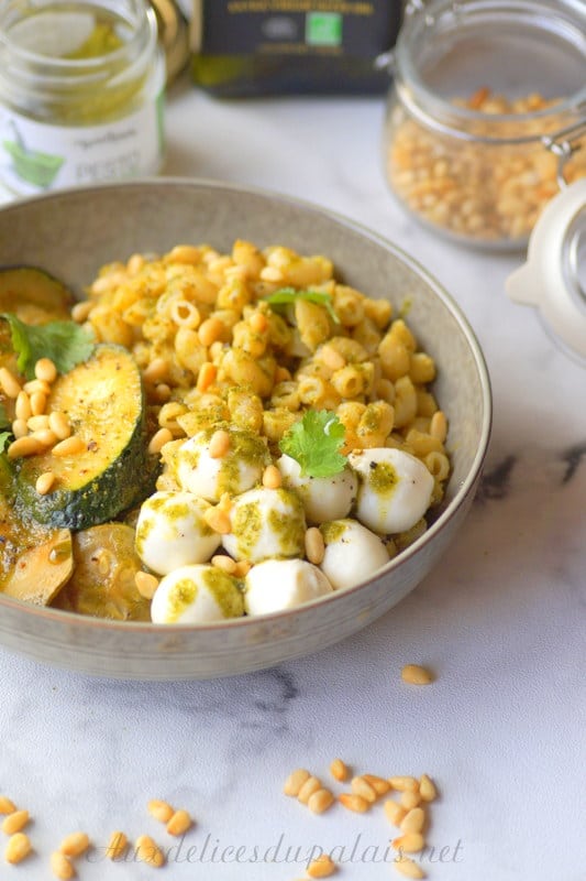 Pâtes au pesto, courgette et mozzarella