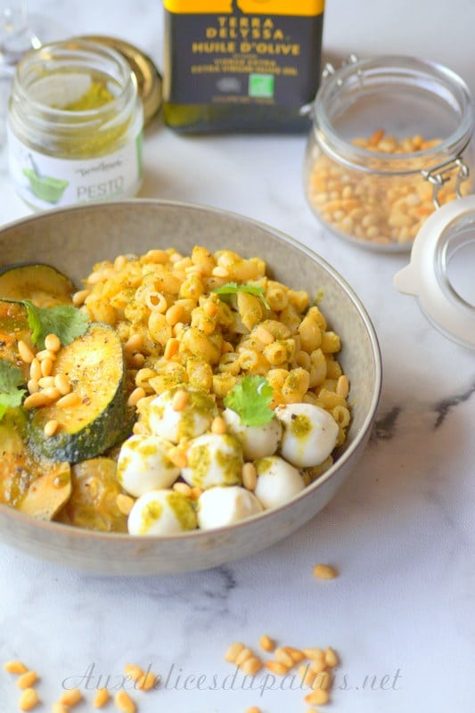 Pâtes au pesto, courgette et mozzarella