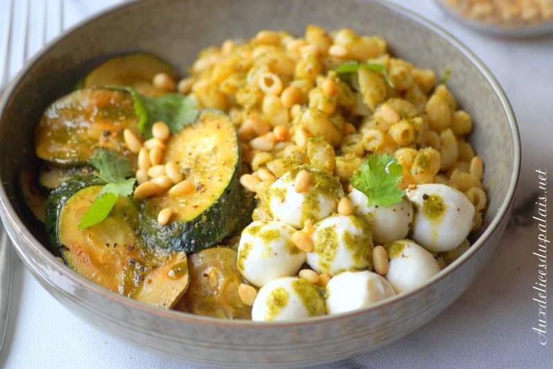 Pâtes au pesto, courgette et mozzarella