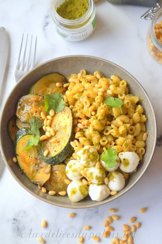 Pâtes au pesto, courgette et mozzarella