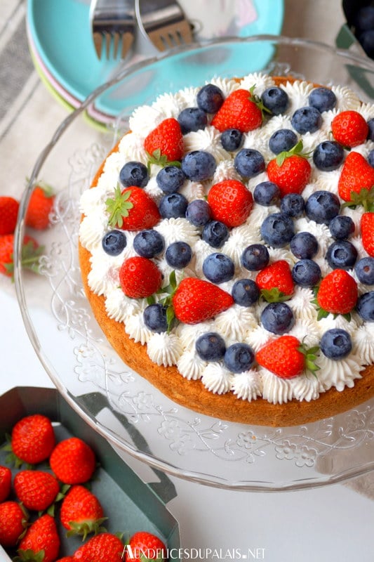 Gâteau moelleux aux fraises et myrtilles