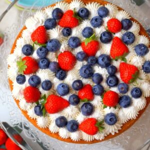 Gâteau nuage aux fraises et myrtilles