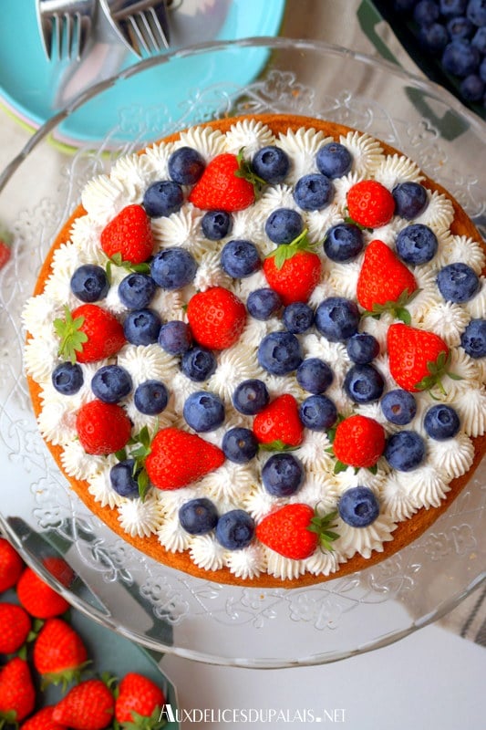 Gâteau nuage aux fraises et myrtilles