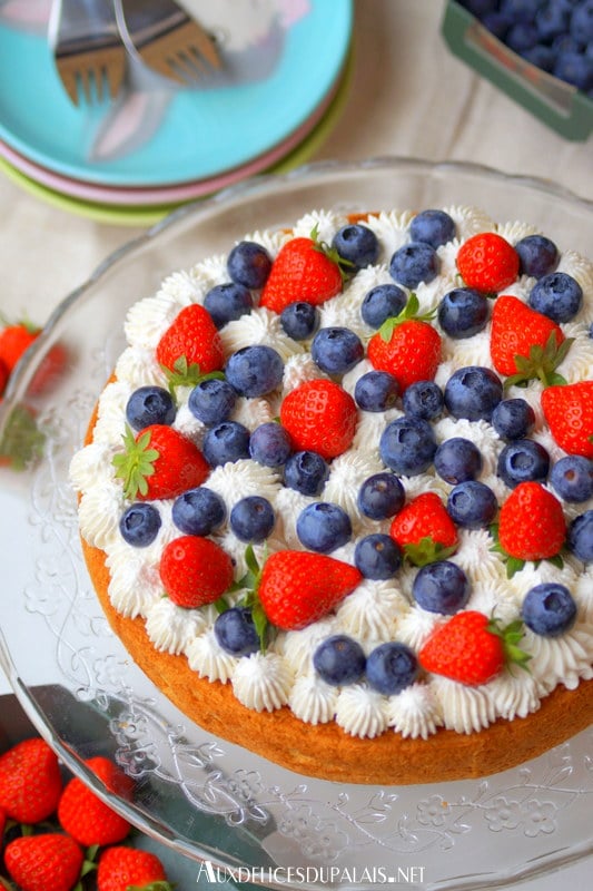 Gâteau nuage aux fraises et myrtilles