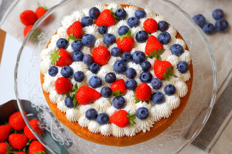 Gâteau nuage aux fraises et myrtilles