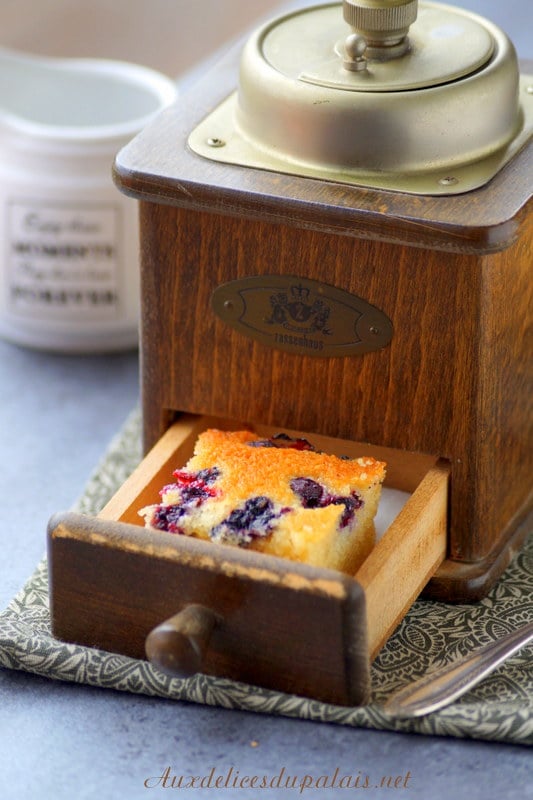 Financier géant aux myrtilles et amandes