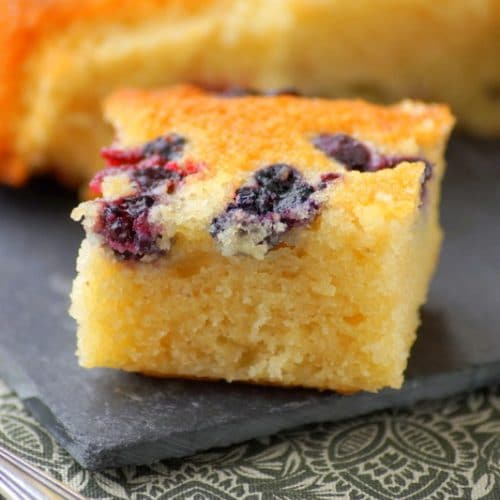 Financier géant aux myrtilles