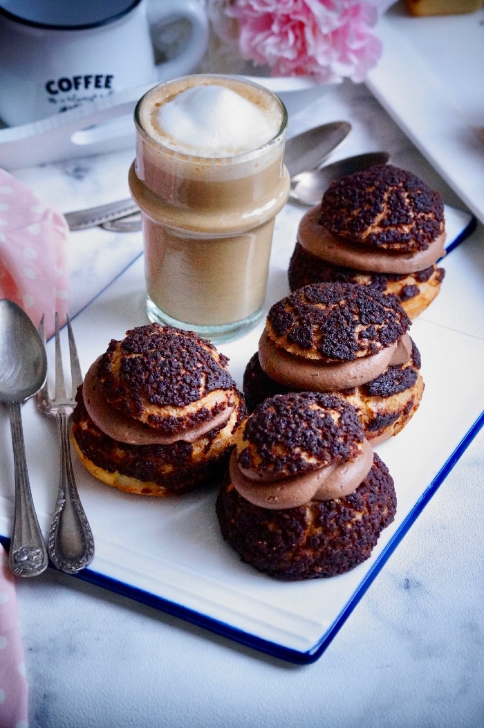 Choux craquelin à la crème diplomate au chocolat