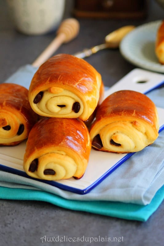 Petits pains au chocolat briochés (chocolatine)