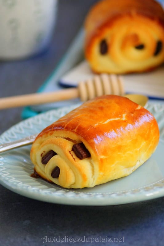 Petits pains au chocolat briochés (chocolatine)