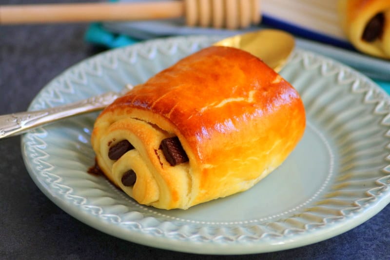 Petits pains au chocolat briochés (chocolatine)