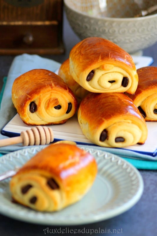 Petits pains au chocolat briochés (chocolatine)