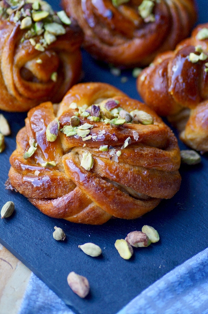 Brioche suédoise à la cardamome et aux pistaches