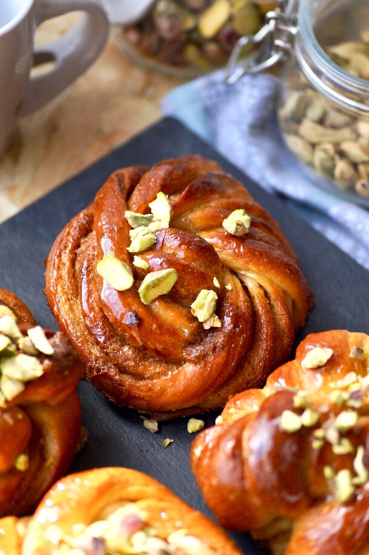 Brioche suédoise à la cardamome et aux pistaches