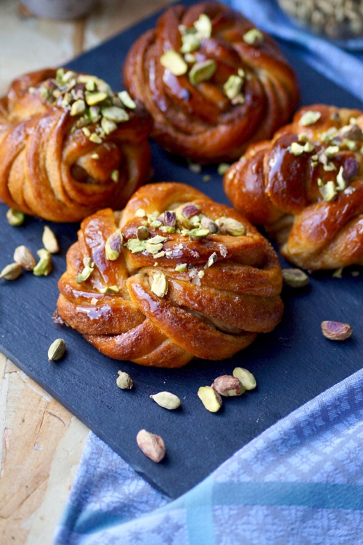 Brioche suédoise à la cardamome et aux pistaches