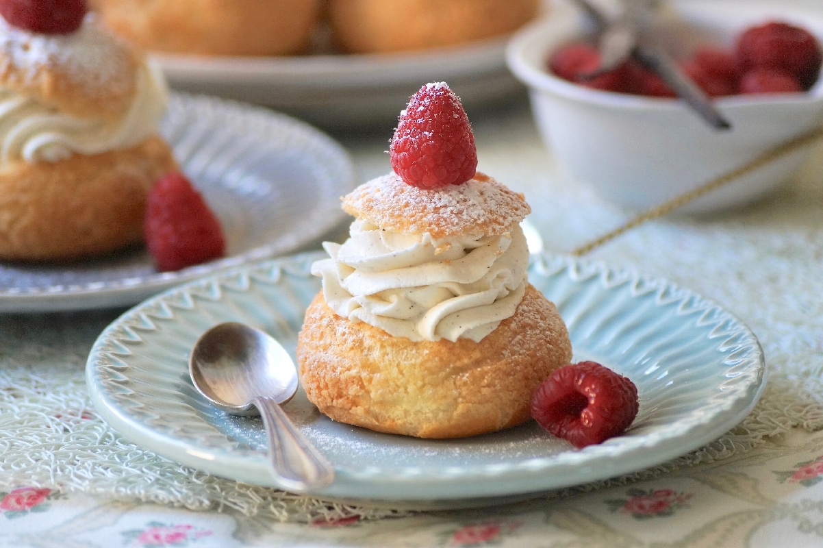 Choux craquelin à la crème vanille de Conticini