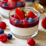 Panna cotta vanille au coulis de fruits rouges