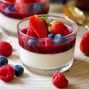 Panna cotta vanille au coulis de fruits rouges