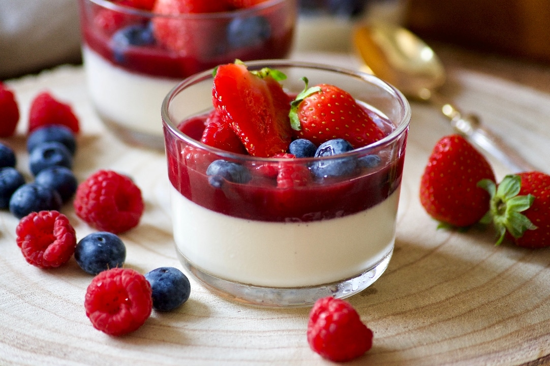 Panna cotta vanille au coulis de fruits rouges