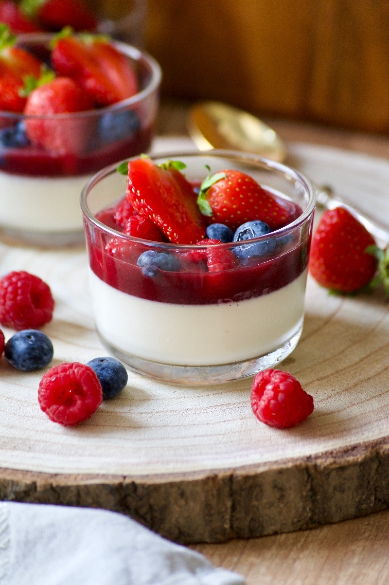 recette dessert italien la panna cotta vanille fraise framboise et myrtille