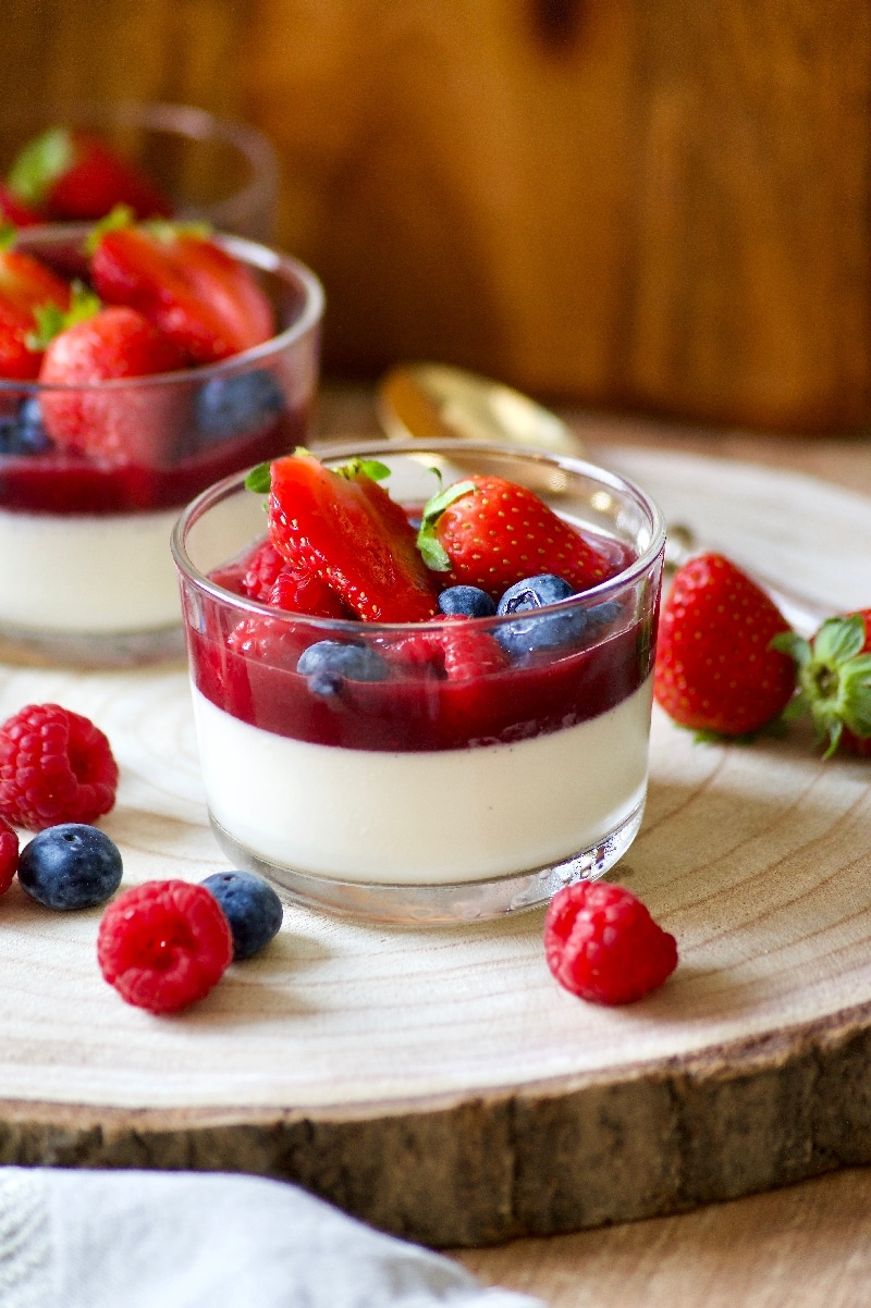 Panna cotta vanille au coulis de fruits rouges