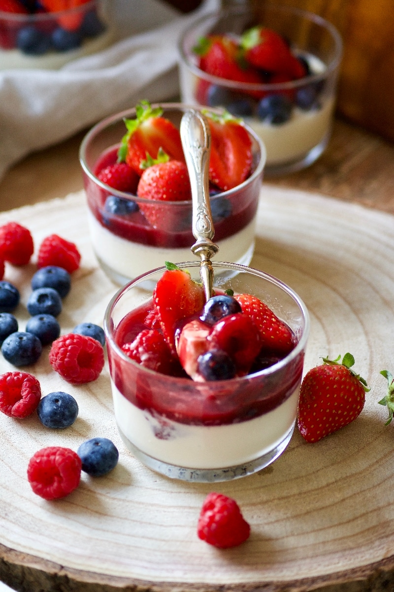 Panna cotta vanille au coulis de fruits rouges