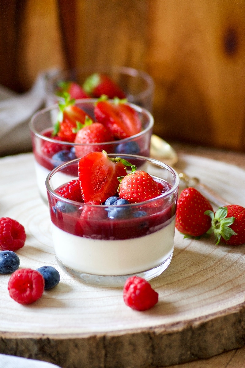 Panna cotta vanille au coulis de fruits rouges