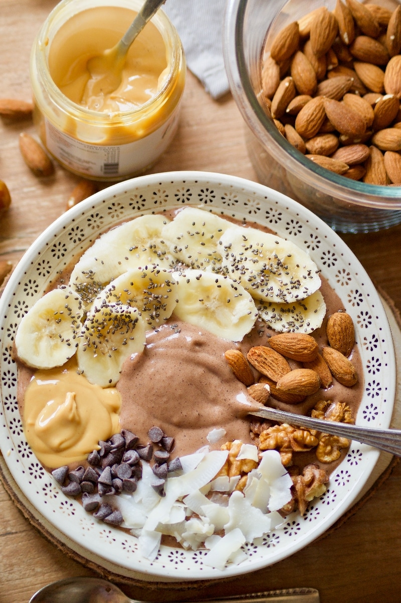 smoothie bowl banane chocolat beurre de cacahuètes