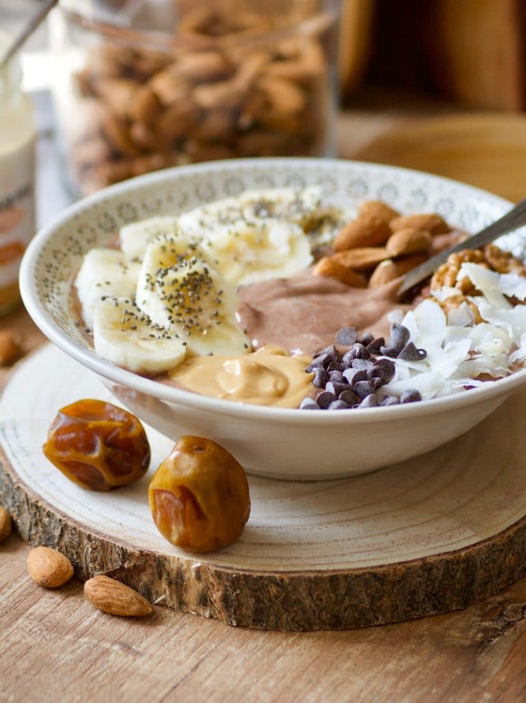 smoothie bowl banane chocolat beurre de cacahuètes