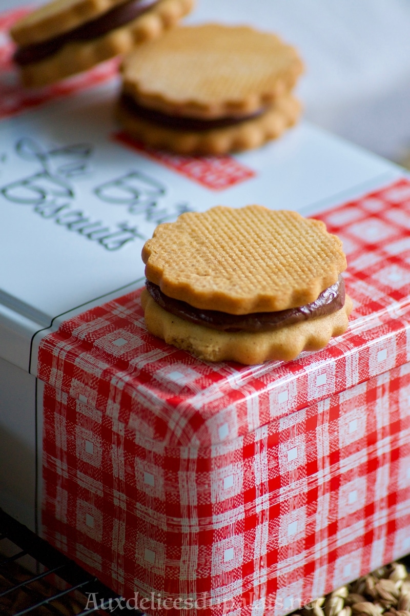 Biscuits sablés fourrés au chocolat noisettes