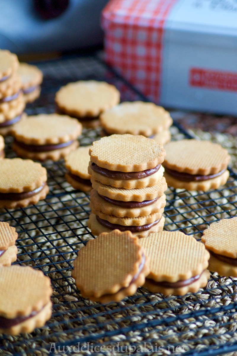 Biscuits sablés fourrés au chocolat noisettes