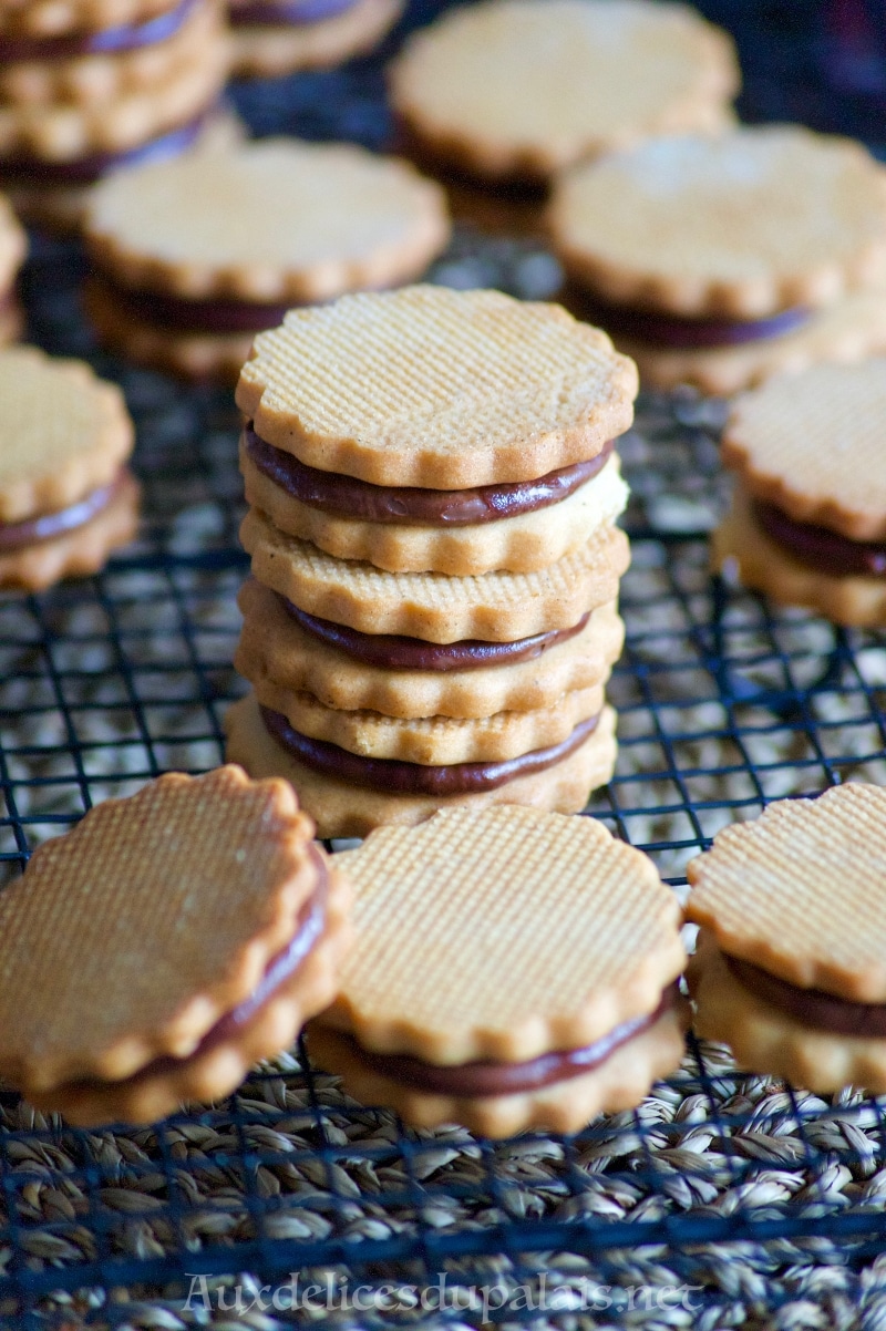 Biscuits sablés fourrées au chocolat noisettes