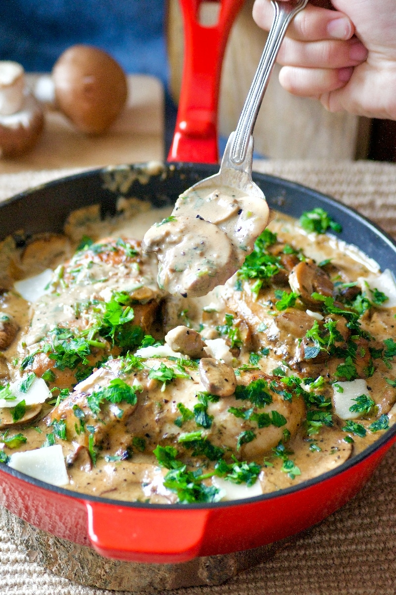 Poitrine de poulet à la sauce  champignons 
