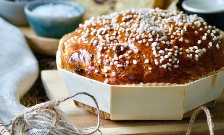 brioche aux raisins secs et grains de sucre