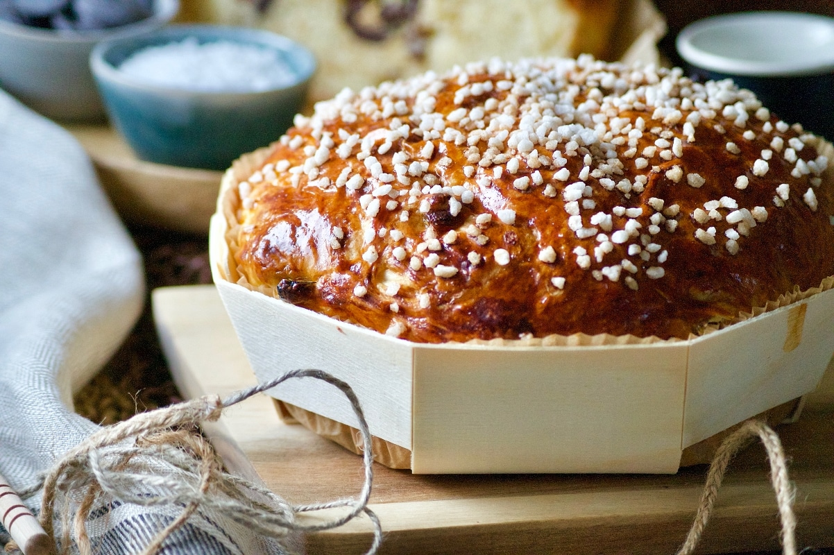 brioche aux raisins secs et grains de sucre