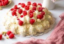 Financier pistache framboise glaçage rocher blanc