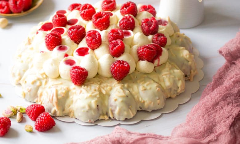 Financier pistache framboise glaçage rocher blanc